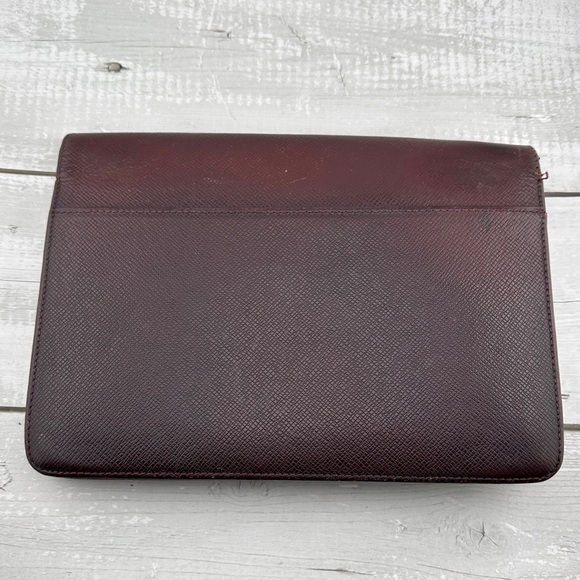 AUTHENTIC Louis Vuitton Taiga Clutch. Burgundy. - Picture 4 of 16